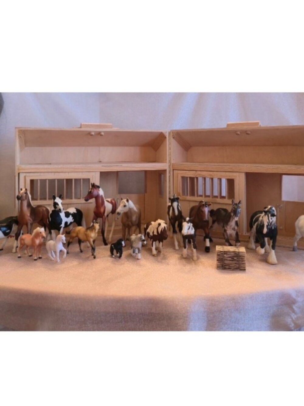 Melissa & Doug Wooden Horse Stable Barn Play Set with 17 Animal Figures